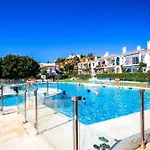 Modern Two Bedroom In Pueblo Cortes Del Golf Benahavis 아파트 에스테포나