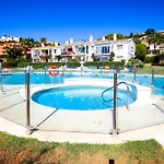 Modern Two Bedroom In Pueblo Cortes Del Golf Benahavis 에스테포나