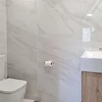 Modern Two Bedroom In Pueblo Cortes Del Golf Benahavis 아파트