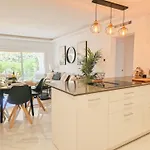 Modern Two Bedroom In Pueblo Cortes Del Golf Benahavis 아파트 에스테포나