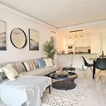 Modern Two Bedroom In Pueblo Cortes Del Golf Benahavis * 에스테포나
