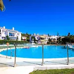 Modern Two Bedroom In Pueblo Cortes Del Golf Benahavis 아파트