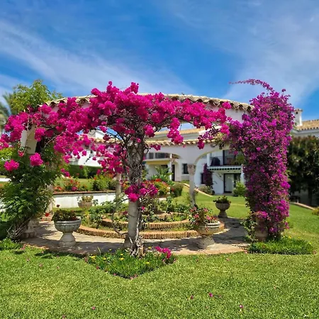 Modern Two Bedroom In Pueblo Cortes Del Golf Benahavis アパート