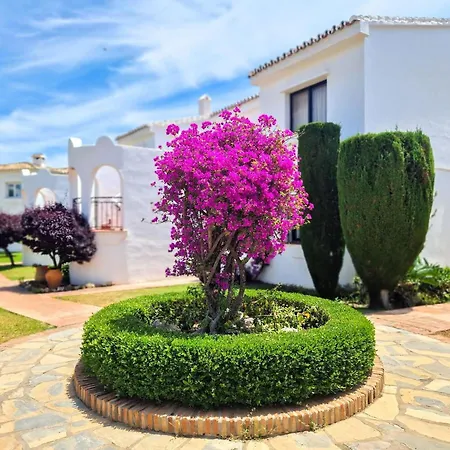 Modern Two Bedroom In Pueblo Cortes Del Golf Benahavis アパート *