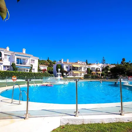Modern Two Bedroom In Pueblo Cortes Del Golf Benahavis アパート