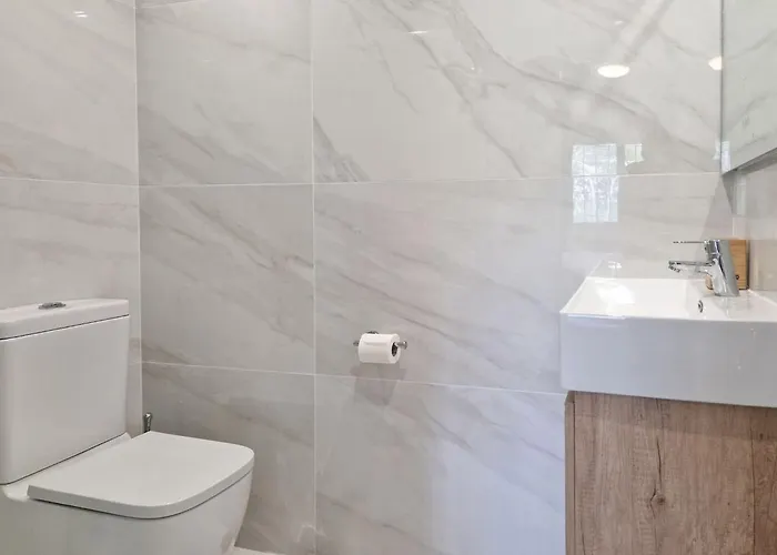 Modern Two Bedroom In Pueblo Cortes Del Golf Benahavis Appartement