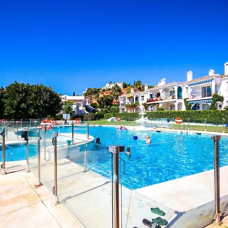 Modern Two Bedroom In Pueblo Cortes Del Golf Benahavis Daire Estepona