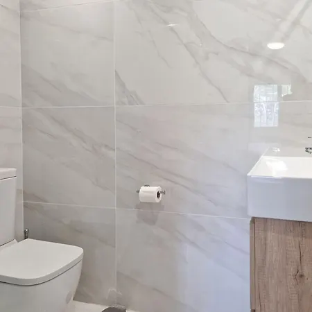 Modern Two Bedroom In Pueblo Cortes Del Golf Benahavis Daire